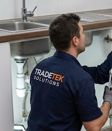 Tradetek plumber fixing kitchen sink